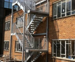 Двухэтажная пожарная лестница