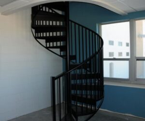 Винтовая лестница в офисном здании