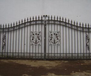 Ворота с коваными элементами